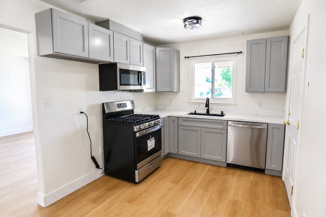 Photo - Adorable 1 Story Home For You, 2 weeks free rent