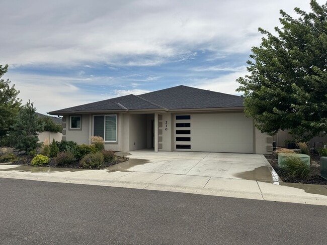 Building Photo - 3-Bed, 2 Bath Stunner in Kestrel Point Rental