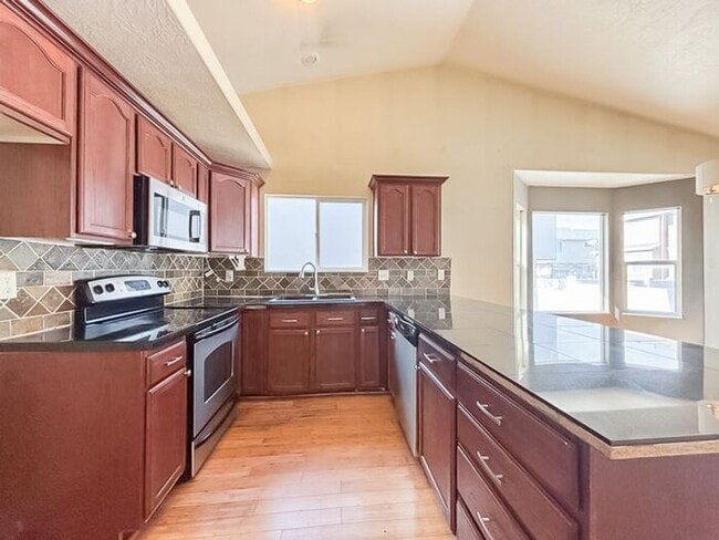 Photo - 5 bed 3 bath home in quiet neighborhood!