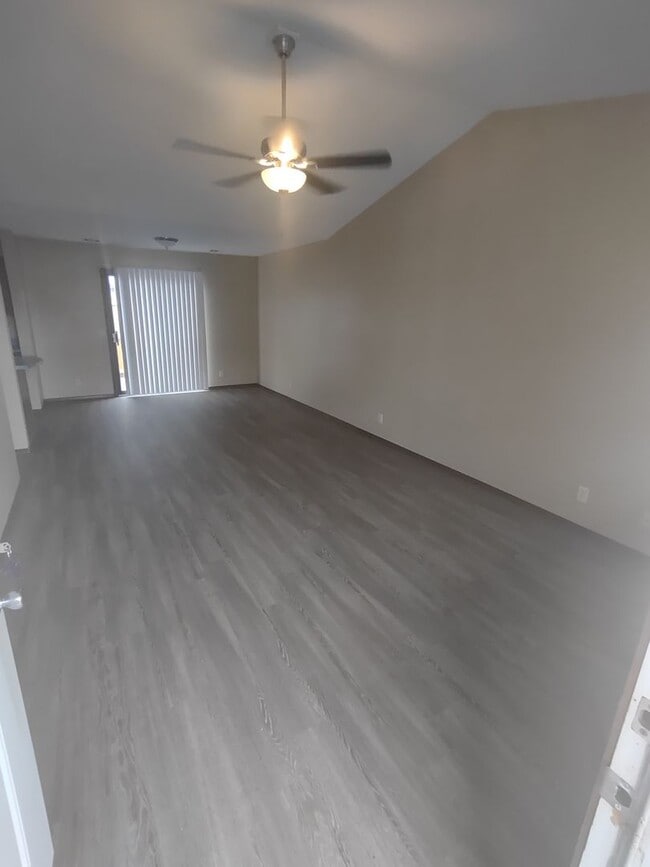 Large One Bedroom - Large One Bedroom Townhome