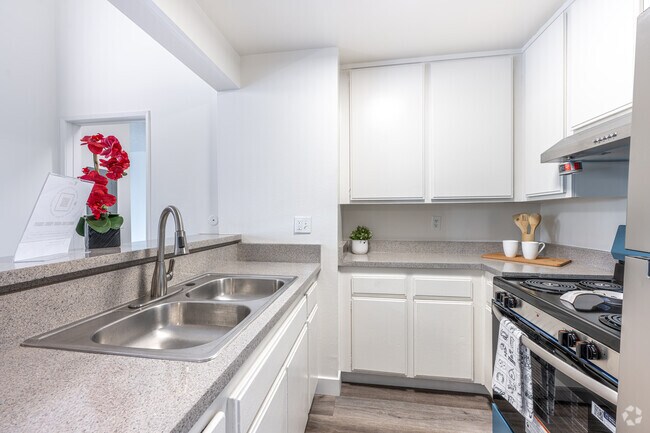 2BR, 2BA - 806SF - Kitchen