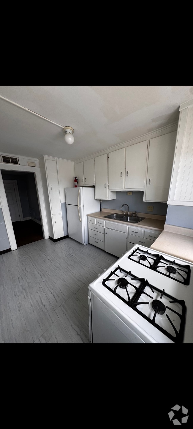 Building Photo - 343 W Main St Unit Apartment 2