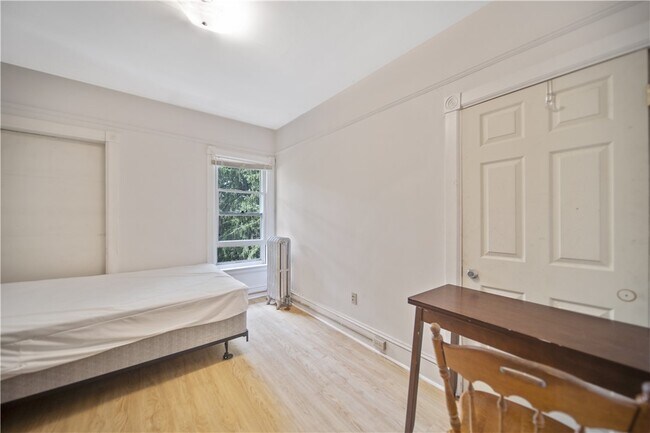 Photo - 921 E State St