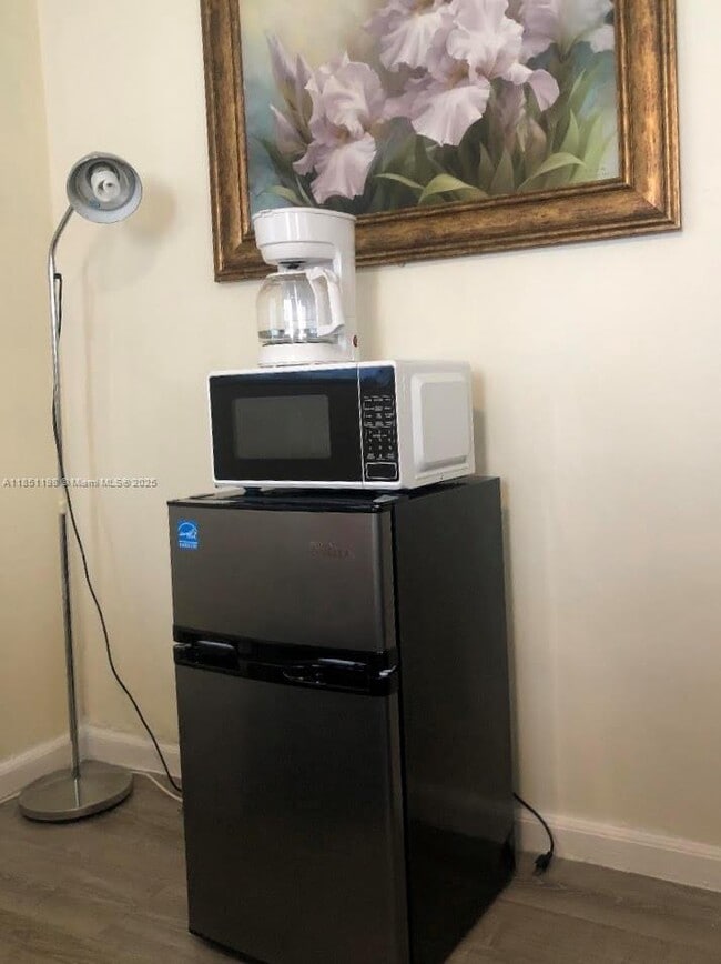 Photo - 6890 Liberty St