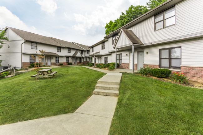 Exterior - Edificio y terreno - Hoosier Court Apartments