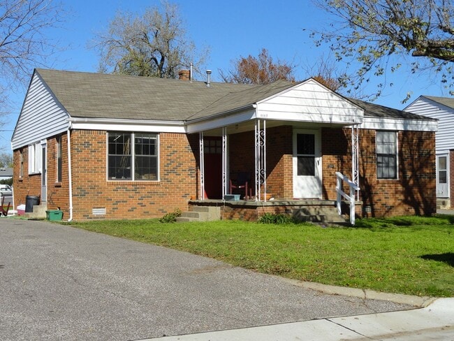 Building Photo - Adorable 1 Bedroom 1 Bathroom Duplex For L... Rental