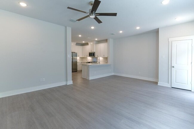 Photo - 817 Crystal Oak Ln