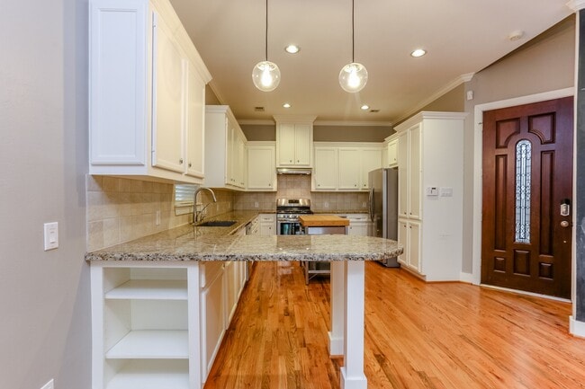 Photo - 832 W 18th St