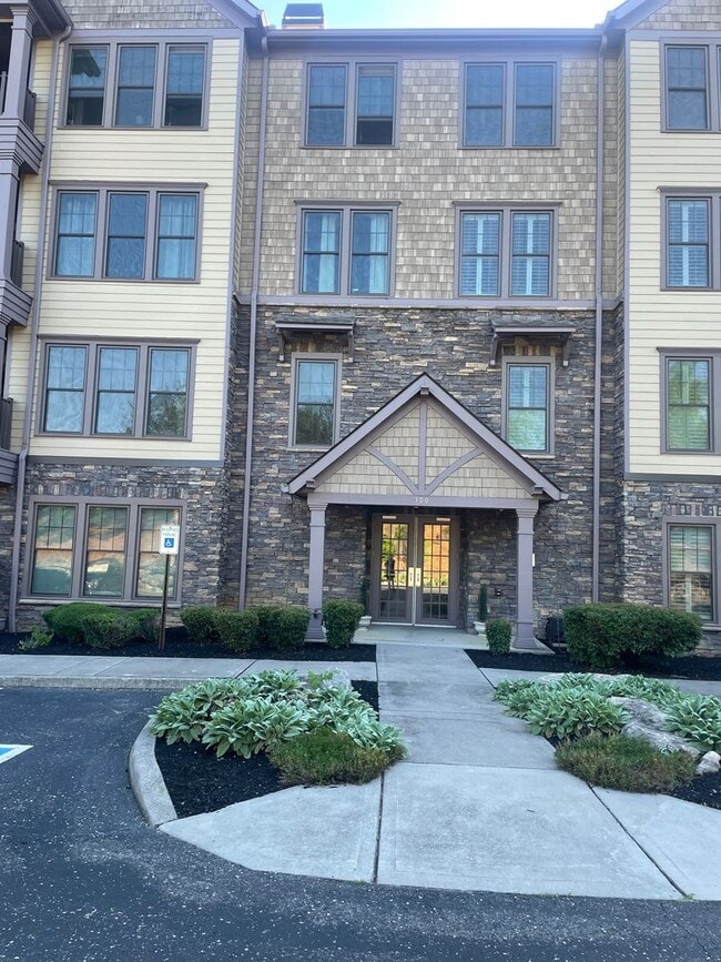 Building Photo - Oak Ridge 37830 - 2 bedroom, 2 bath Condo - Contact Lisa Vineyard and Shannon Russell (865) 216-9334