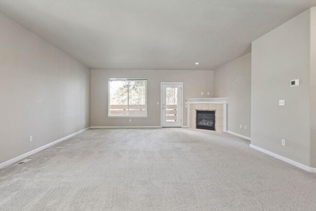 Photo - Bright, spacious 3-bdrm/2.5 bath Tigard townhome. Fireplace, balcony, 2-car garage, W/D