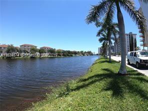 Building Photo - 2025 NE 164th St Unit 405