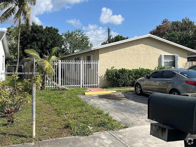 Building Photo - 2845 NW 13th Ct Unit 1-2 Rental