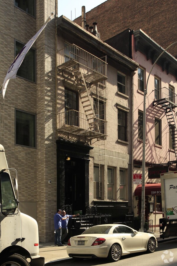 Photo - 11 E 12th St