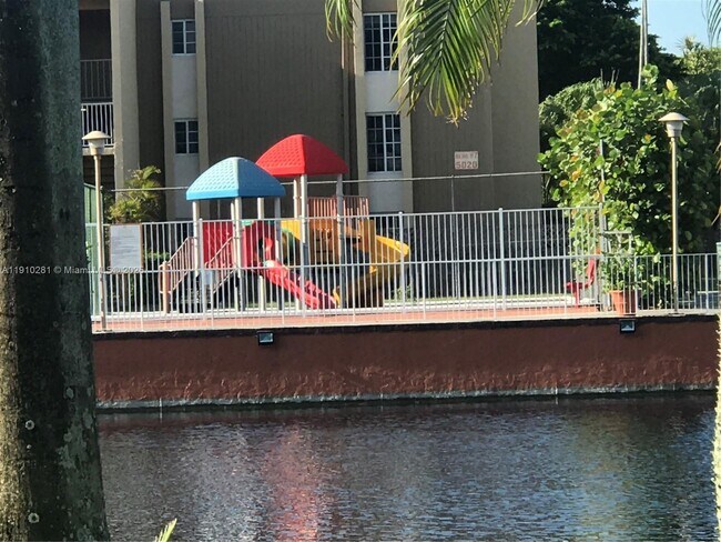 Photo - 5231 Geneva Ct Unidad 301