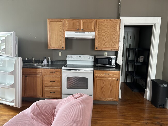 Building Photo - 214 W Main St Unit 2nd Flr