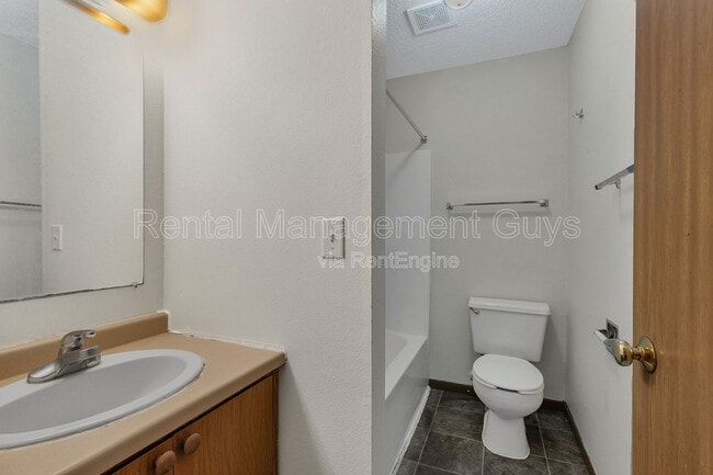 Photo - 131 Cedar Ct E Unit 201