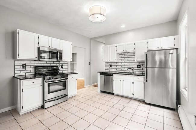 Building Photo - 21 Dix St Unit 2
