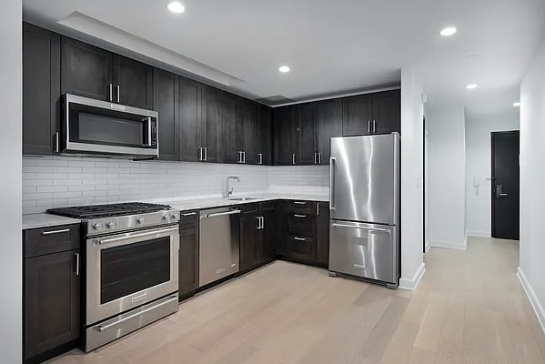 Photo - 527 W 45th St