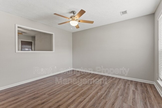 Photo - 123 Kingsway Dr