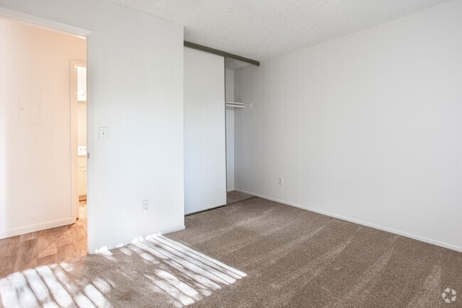 2BR, 2BA - Camelot