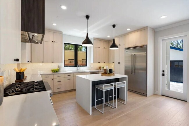 Photo - Contemporary Mount Carmel Retreat with Seamless Indoor-Outdoor Living