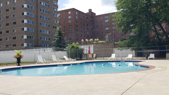 Pool - 11720 Edgewater Dr Unit 816