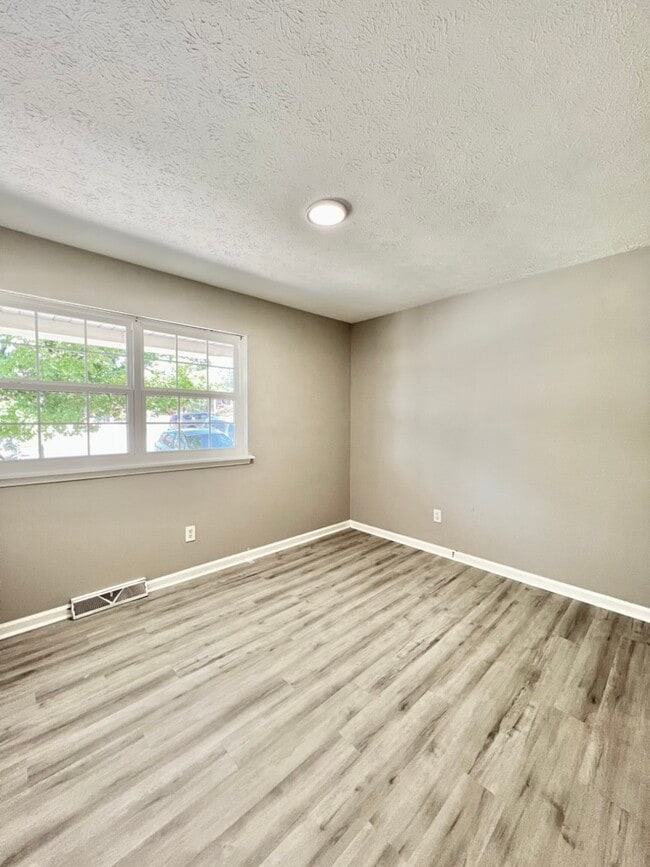 Photo - 1362 Dix Dr