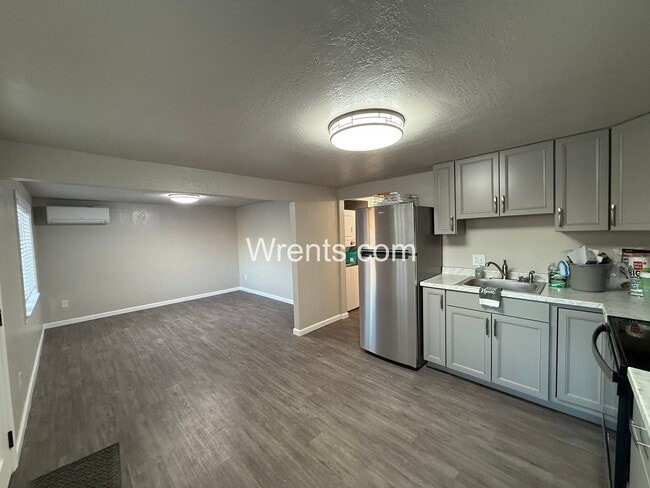 Photo - 6319-6321 N Stevens St