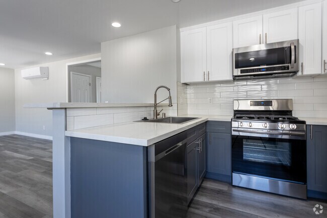 2BR, 2BA - 950 SF - 1206 Gladys Ave