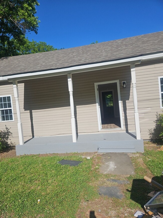 Building Photo - 812 Cobb Cir
