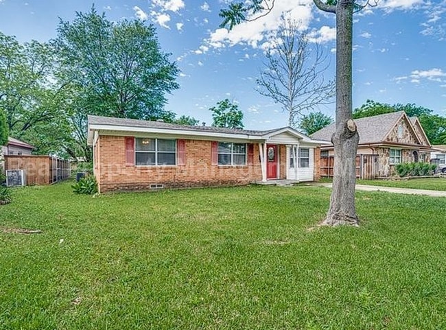 Photo - Charming 3-Bedroom Home with Spacious Yard...