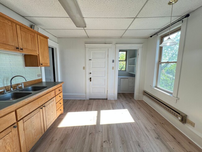 Building Photo - 2+ Bedroom Apartment - AVAILABLE AUGUST 1st! Unit 910 N 22nd Ave W - 2