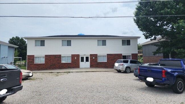 Building Photo - 499 Perrey Dr Unit C