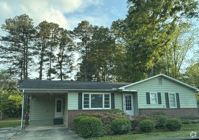 Building Photo - Spacious 3 Bedroom, 3 Bathroom Home in Dec...