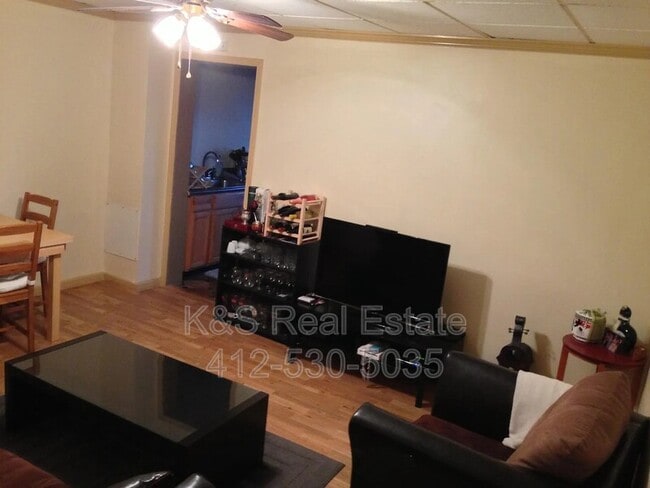 Photo - 4243 Gladstone St