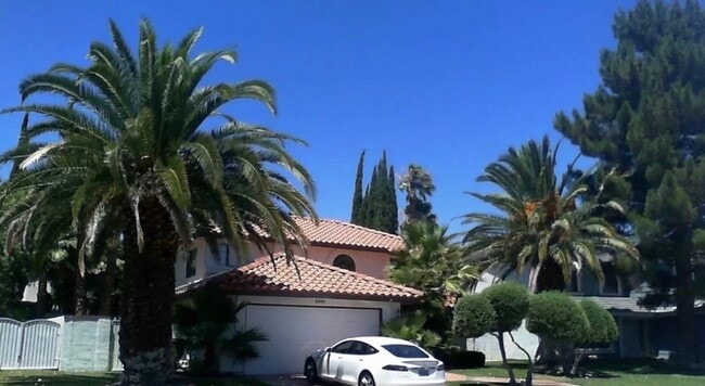 Building Photo - Stunning 2-story home offering 3 bedrooms, 2.5 bathrooms, with Pool