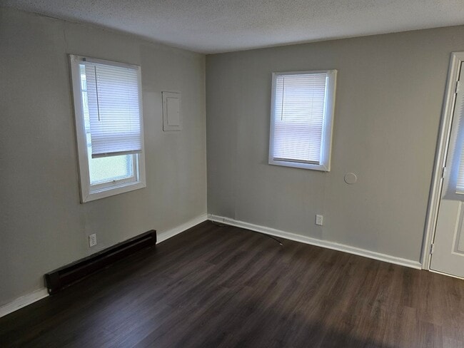 Photo - Cozy Renovated Studio Home – Pet Friendly ... Unit 1519 B