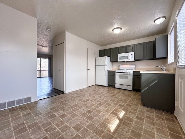 Building Photo - Two Bedroom Townhome In Southeast Grand Rapids