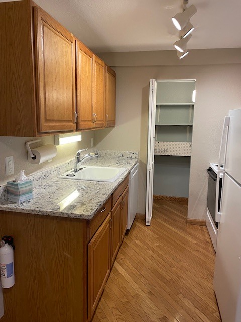 Building Photo - 1350 Golden Cir Unit 103