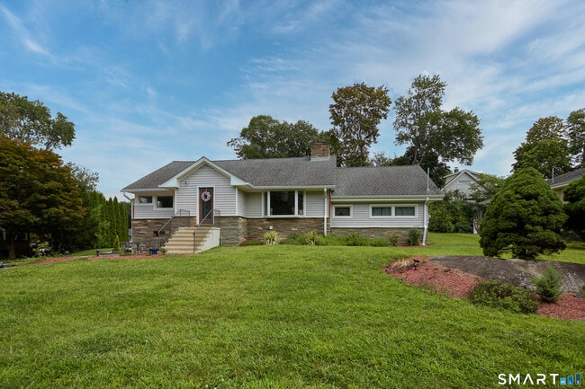 Building Photo - 1374 Huntington Turnpike