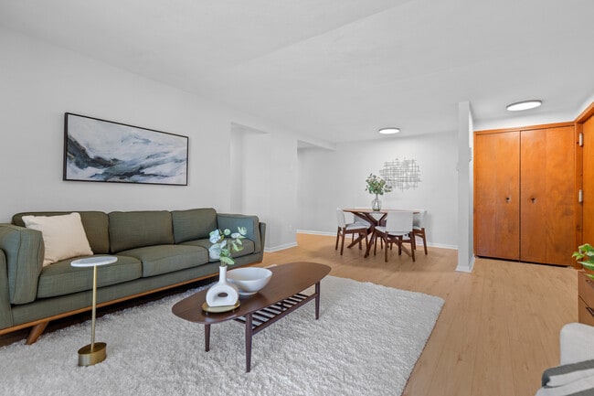 Livingroom, Dinning and Vestibule Entrance