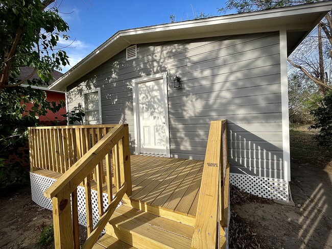 Front porch - 676 W Robertson St Casa