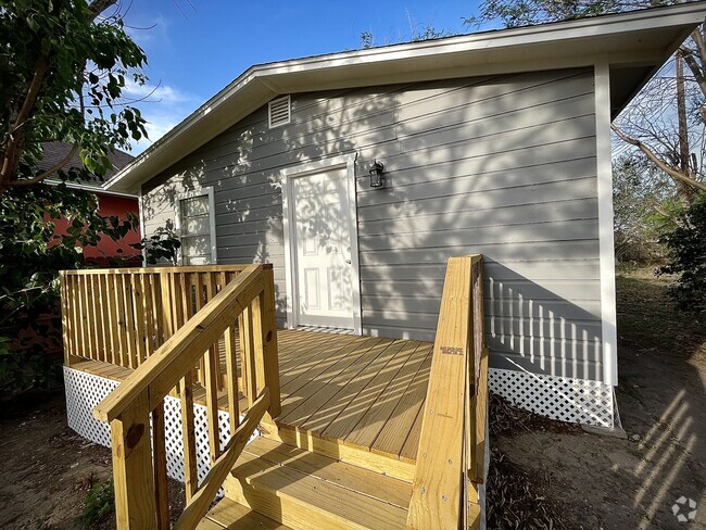Building Photo - 676 W Robertson St Rental