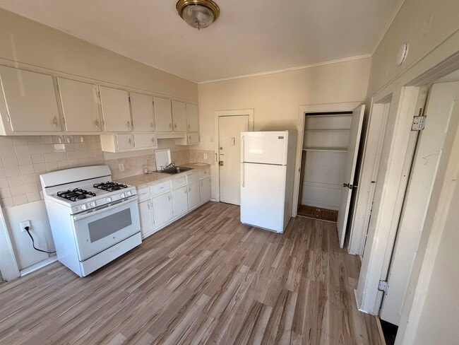 Building Photo - 133 W 20th St Unit Apt 3