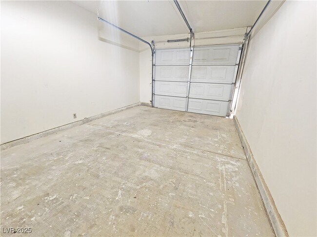 Building Photo - 2091 Sycamore Ave