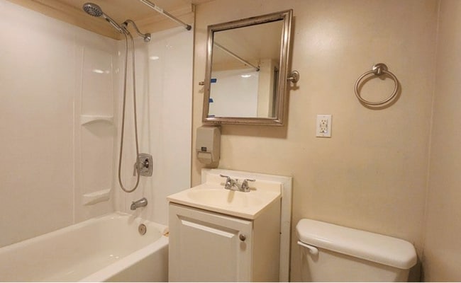 8 Riverside Ct