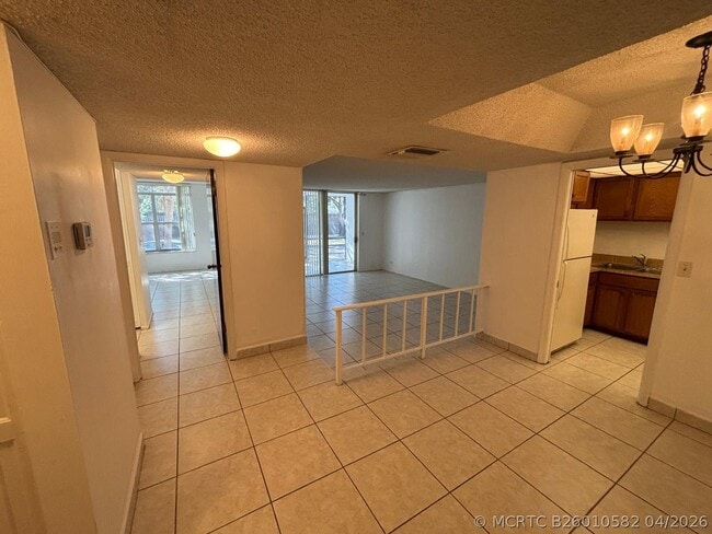 Building Photo - 3650 Inverrary Dr Unit 1k