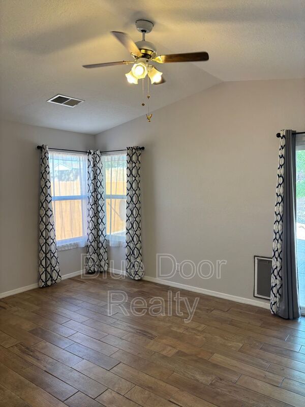 Photo - 2125 Sierra Ln NE