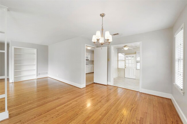 Photo - 1002 Waltway Dr