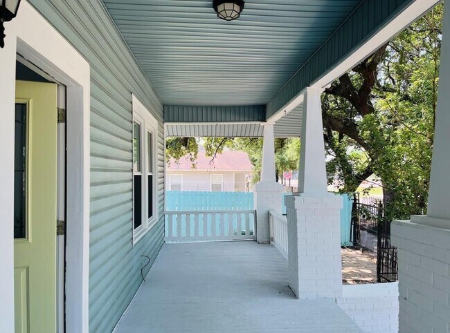 Photo - 407 Sidney St